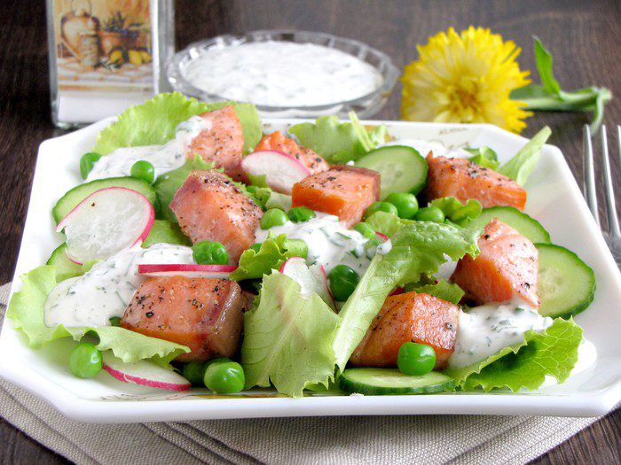 Лосось с зеленым салатом