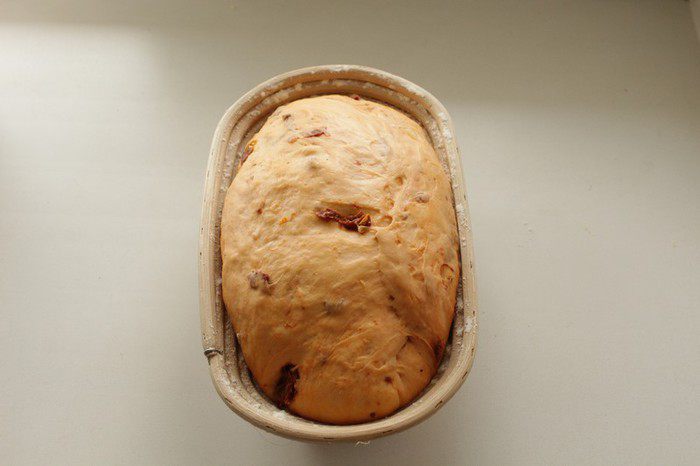 Хлеб с вялеными помидорами