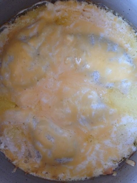 Кальмары, фаршированные морепродуктами, под сливочным соусом 