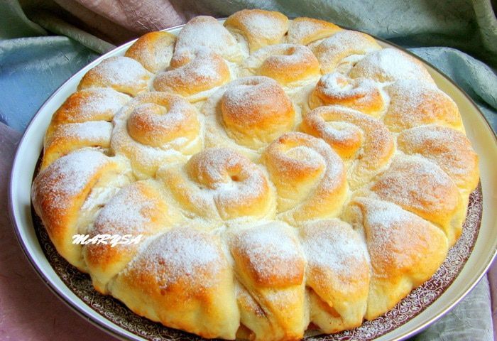 Медовый пирог с карамелизированными яблоками и корицей