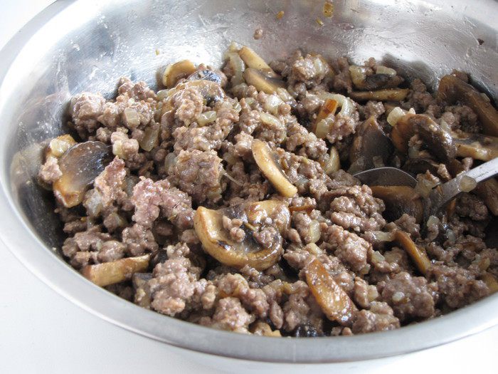 Открытый пирог с бараниной, грибами и помидорами