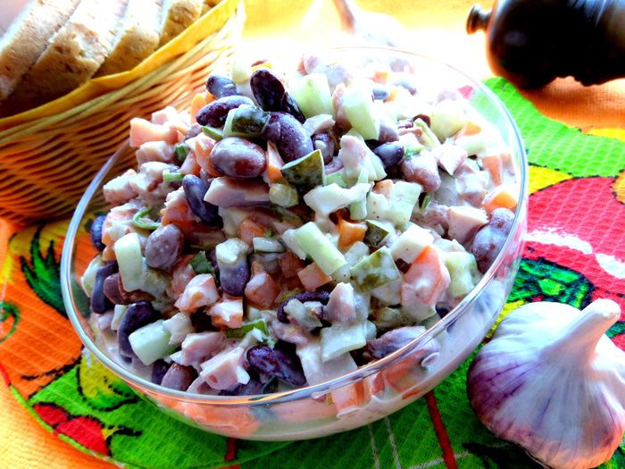 Салат с копченой курицей и фасолью