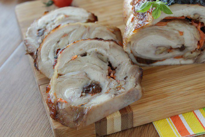 Куриный рулет с черносливом и грецким орехом