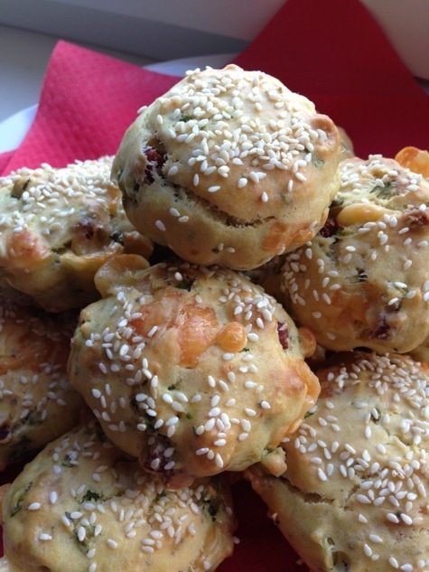 Закусочные кексы на сыворотке с сыром и охотничьими колбасками