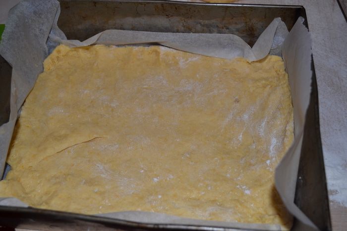 Яблочная шарлотка под двухцветным бисквитом