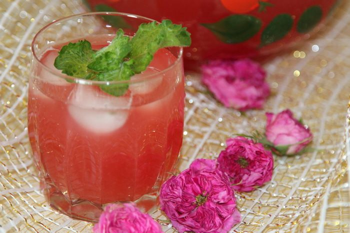 Легкий освежающий лимонад из чайной розы и мяты