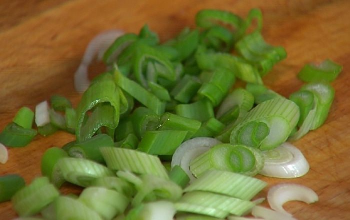 Рисовый салат с морскими водорослями и яйцами 