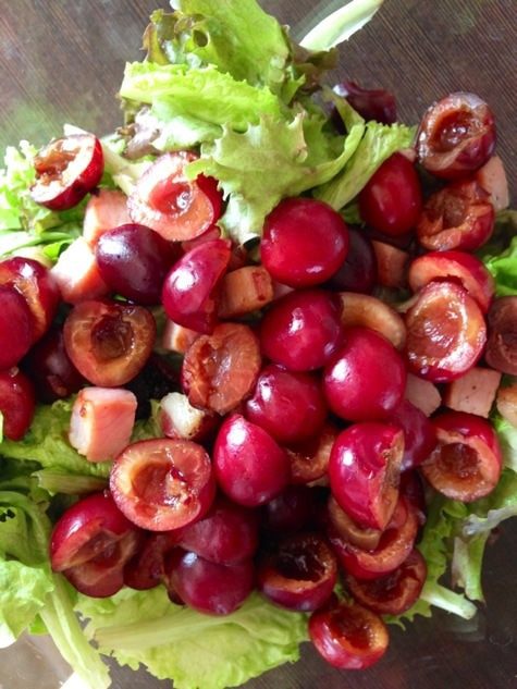 Салат с черешней, козьим сыром и беконом
