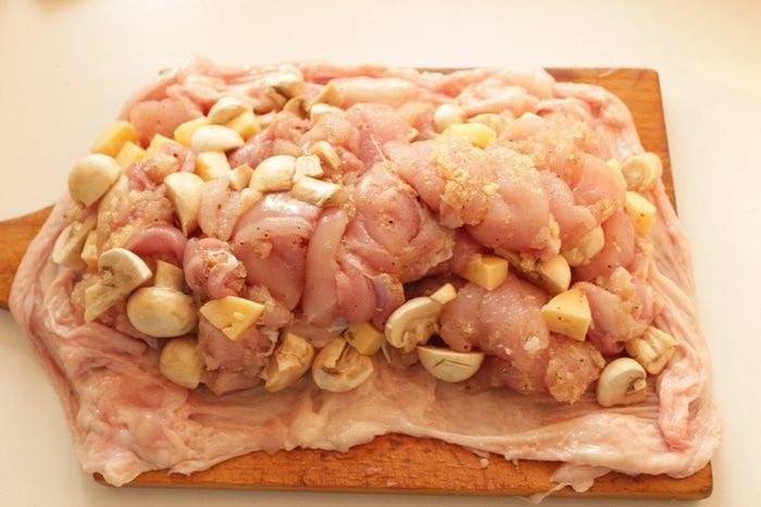 Куриный рулет с грибами и сыром