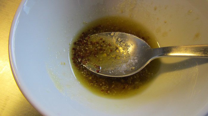 Салат с куриной грудкой и заправкой из ароматных трав