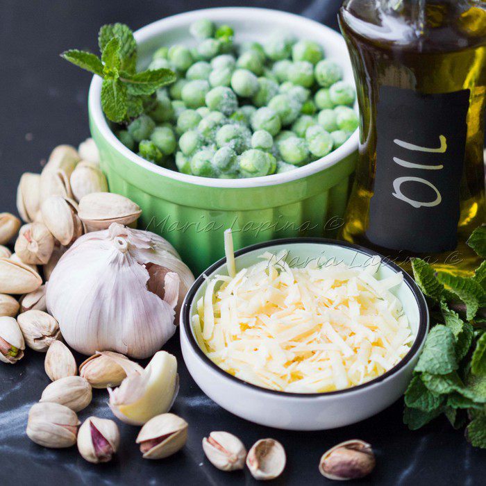 Спагетти с соусом песто из зеленого горошка, фисташек и мяты