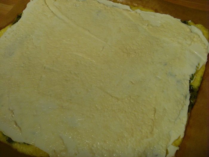 Сырный рулет с лососем и шпинатом