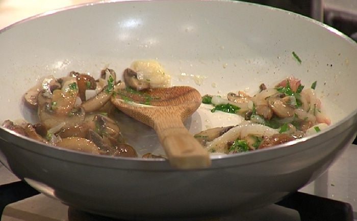 Яйца, запеченные в корзиночках фило с грибами 