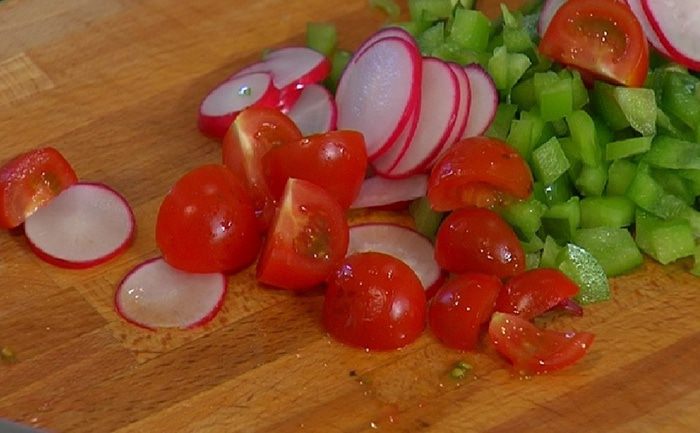 Ароматные лодочки с салатом из нута и свежих овощей 