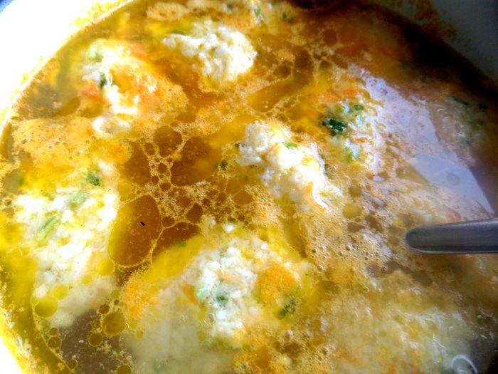 Куриный суп с рисово-сырными клецками