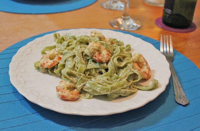 Паста со сливочным соусом из голубого сыра и креветками