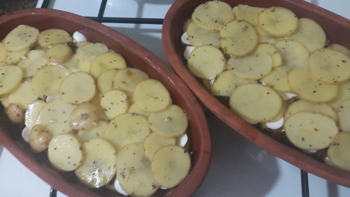 Картофель, запеченный с моцареллой, вялеными томатами и кунжутом