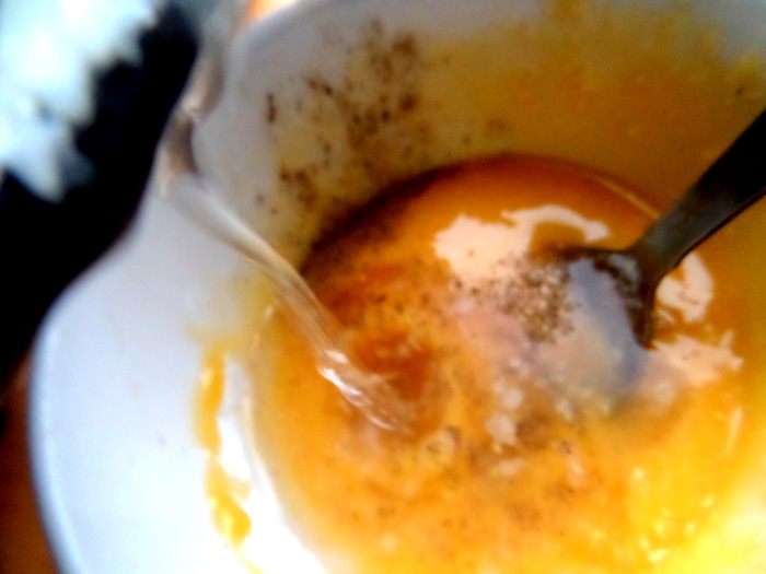 Куриные бёдра с овощами и соусом