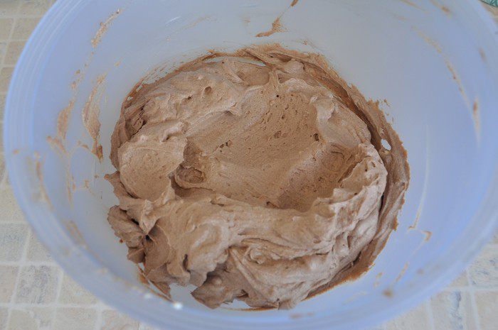 Шоколадный торт с кофейным кремом и хрустящими конфетками 