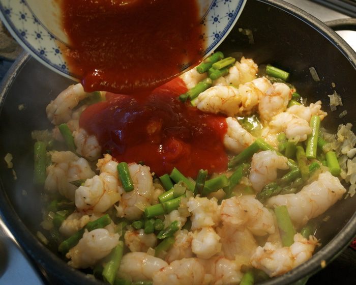 Ньокки с креветками и спаржей