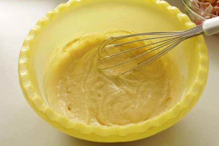 Кекс с варено-копченой куриной грудкой, сыром и сладким перцем