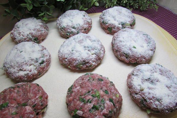 Мясные котлеты под сметанным соусом