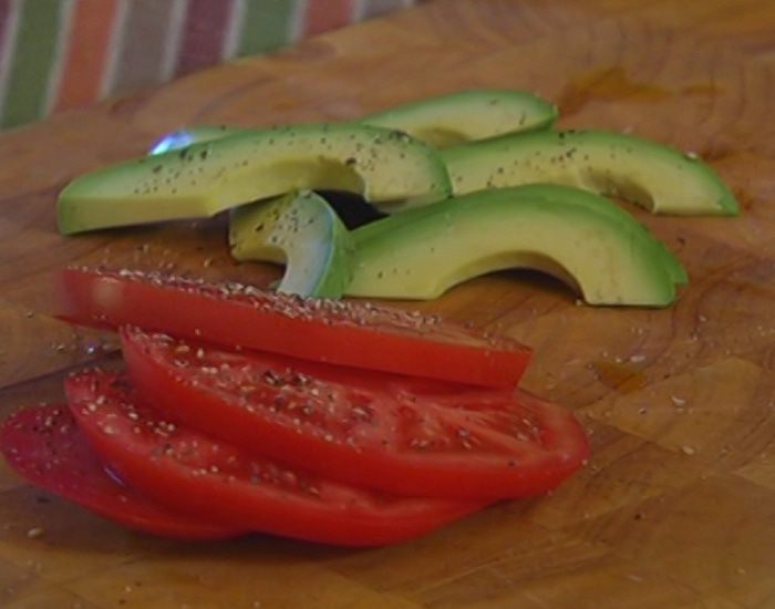 Бургеры с котлетками из тунца и авокадо 