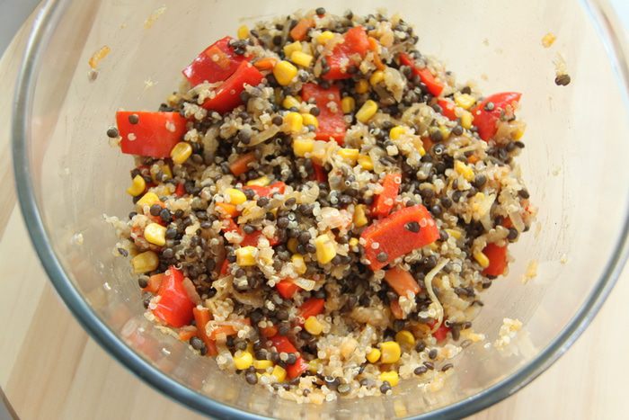 Тeплый салат с черной чечевицей и киноа