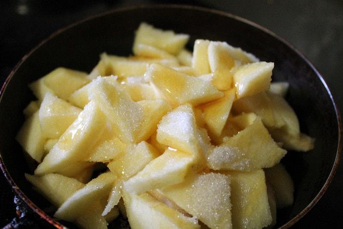 Творожная запеканка с яблоками и корицей