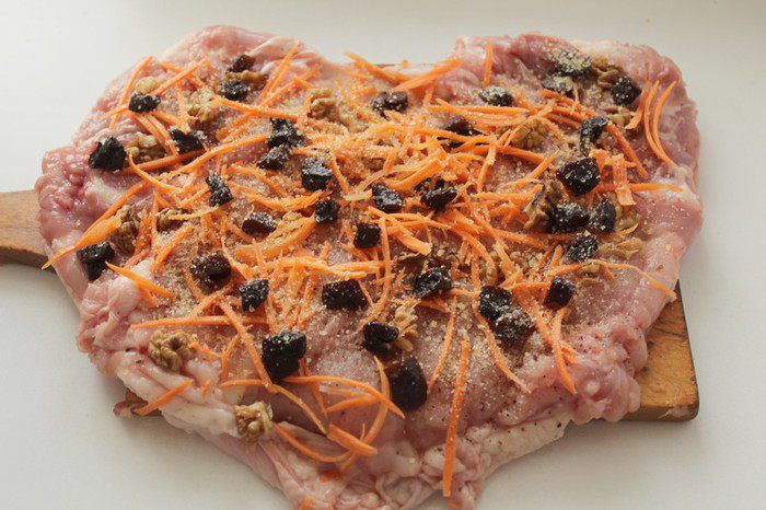 Куриный рулет с черносливом и грецким орехом