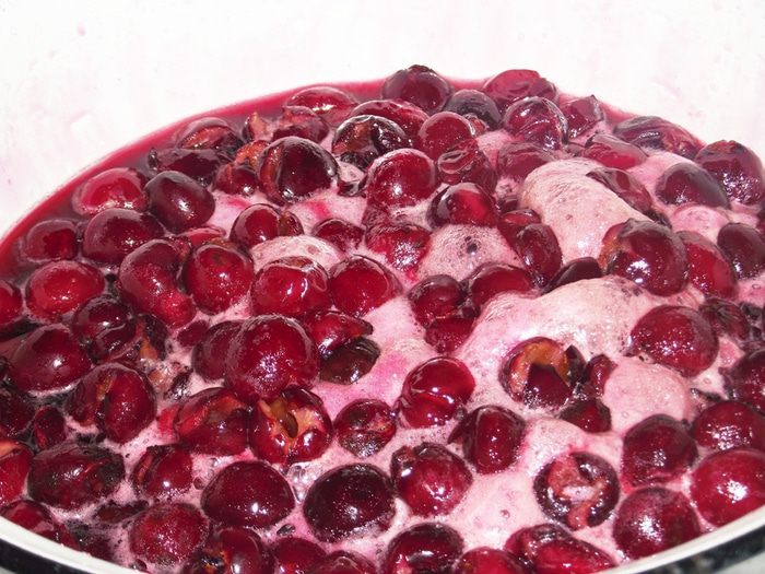 Варенье из вишни с корицей и коньяком