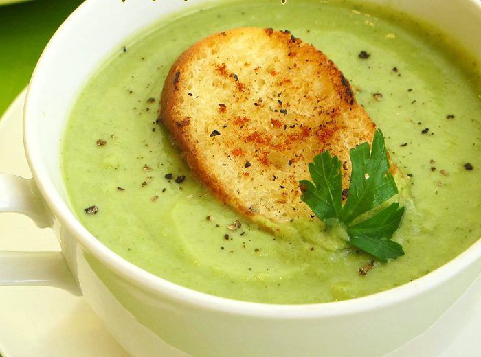 Суп-пюре из брокколи с гренками