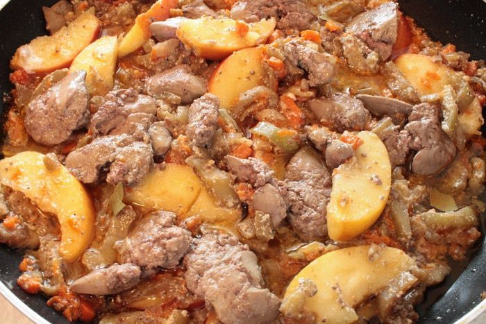 Куриная печень с яблоками и баклажанами