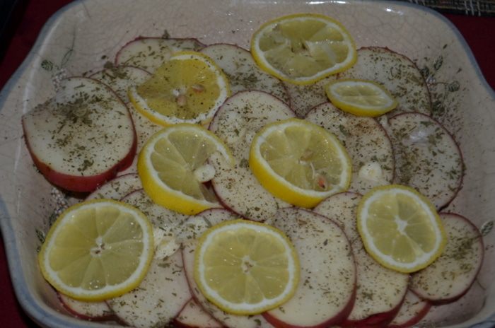 Красный картофель с лимоном