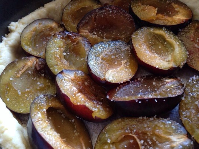 Сливовый пирог с ореховым крокантом