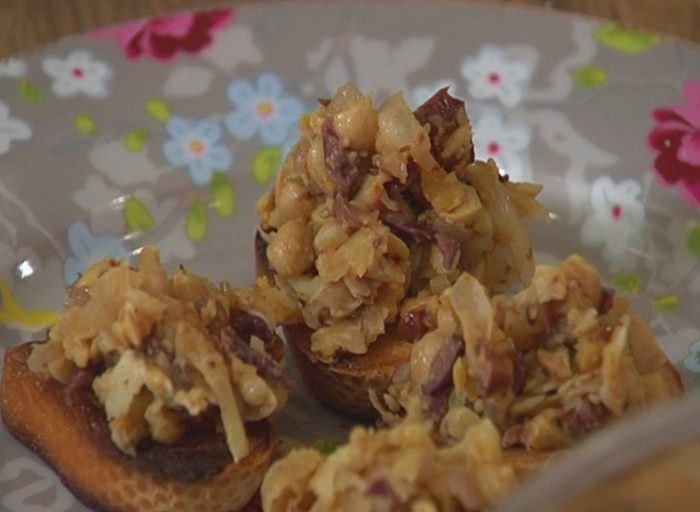 Кростини с оливками и нутом 