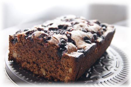 Шоколадно-гречишный кекс с черной смородиной и грецким орехом