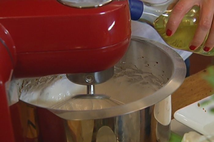 Торт «Павлова» с малиной и персиками