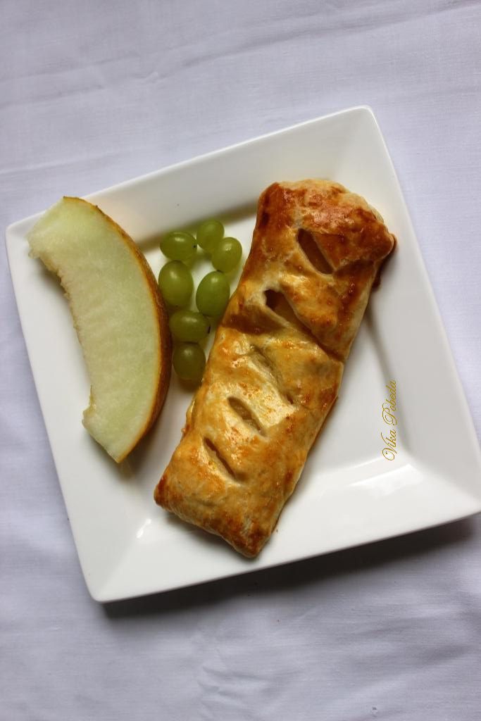 Салат с дыней, фетой, хрустящим беконом и фисташками