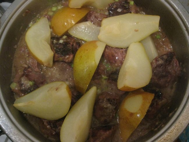 Говядина, тушенная с грушами