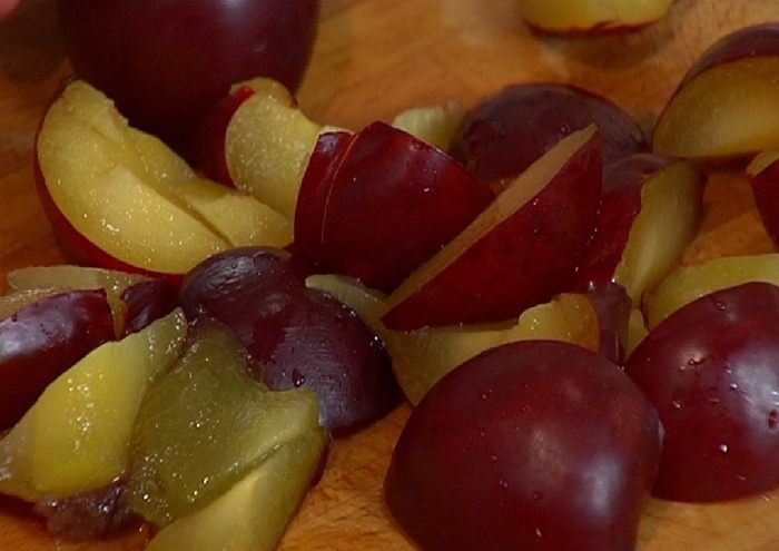 Взбитые сливки с томлеными сливами и карамелизированными орехами 