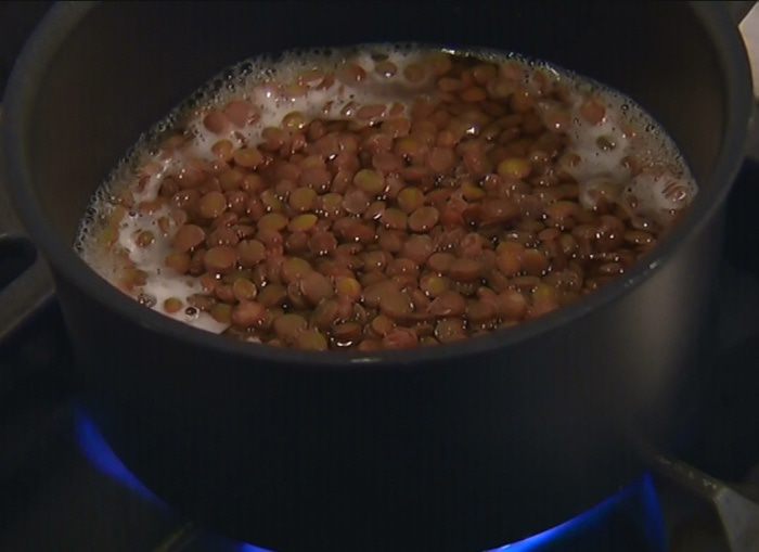 Семга с чечевицей, шпинатом и луком-пореем 