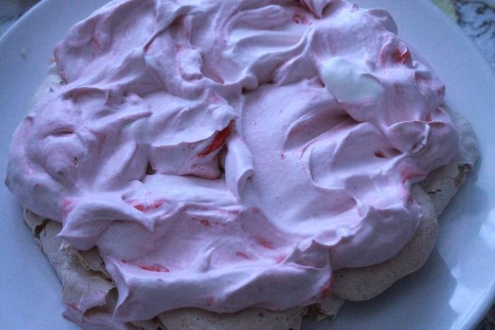 Ореховый торт-безе с малиновым кремом