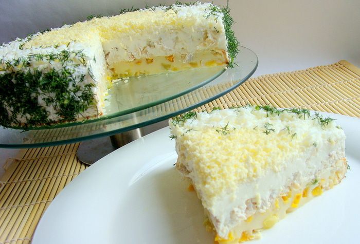 Закусочный сырно-сливочный торт с курицей