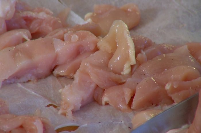 Куриное филе с миндалем, семечками и сладким перцем
