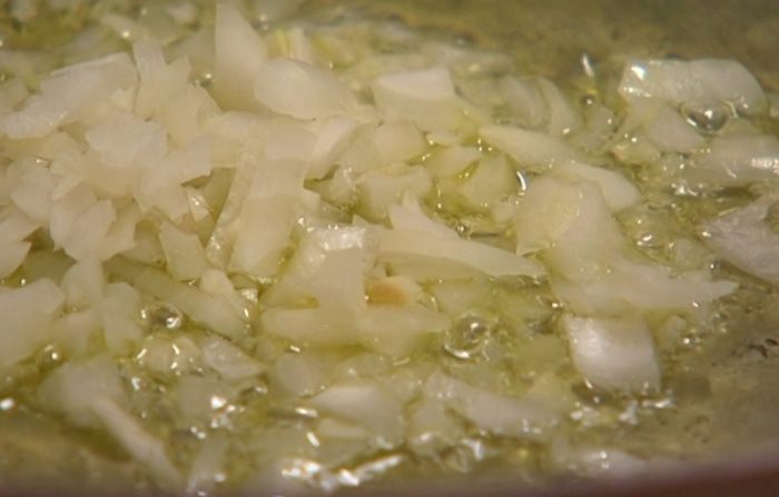 Яичница-болтунья с помидорами и базиликом 