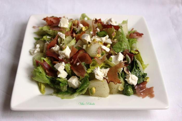 Салат с дыней, фетой, хрустящим беконом и фисташками