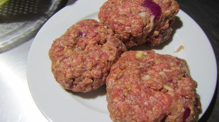 Гамбургер из говядины с чипсами из сладкого картофеля