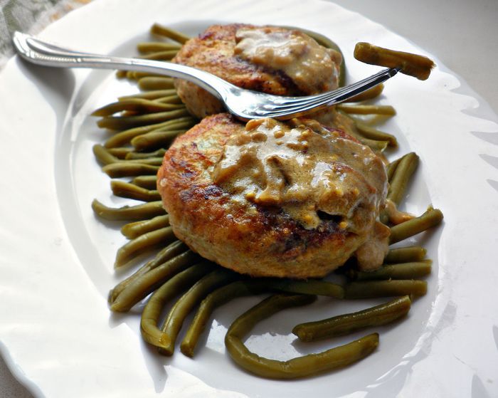 Щучьи котлеты под соусом из белых грибов