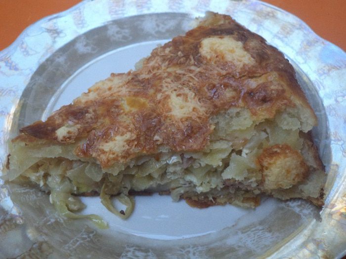 Пирог из слоеного теста с капустной начинкой